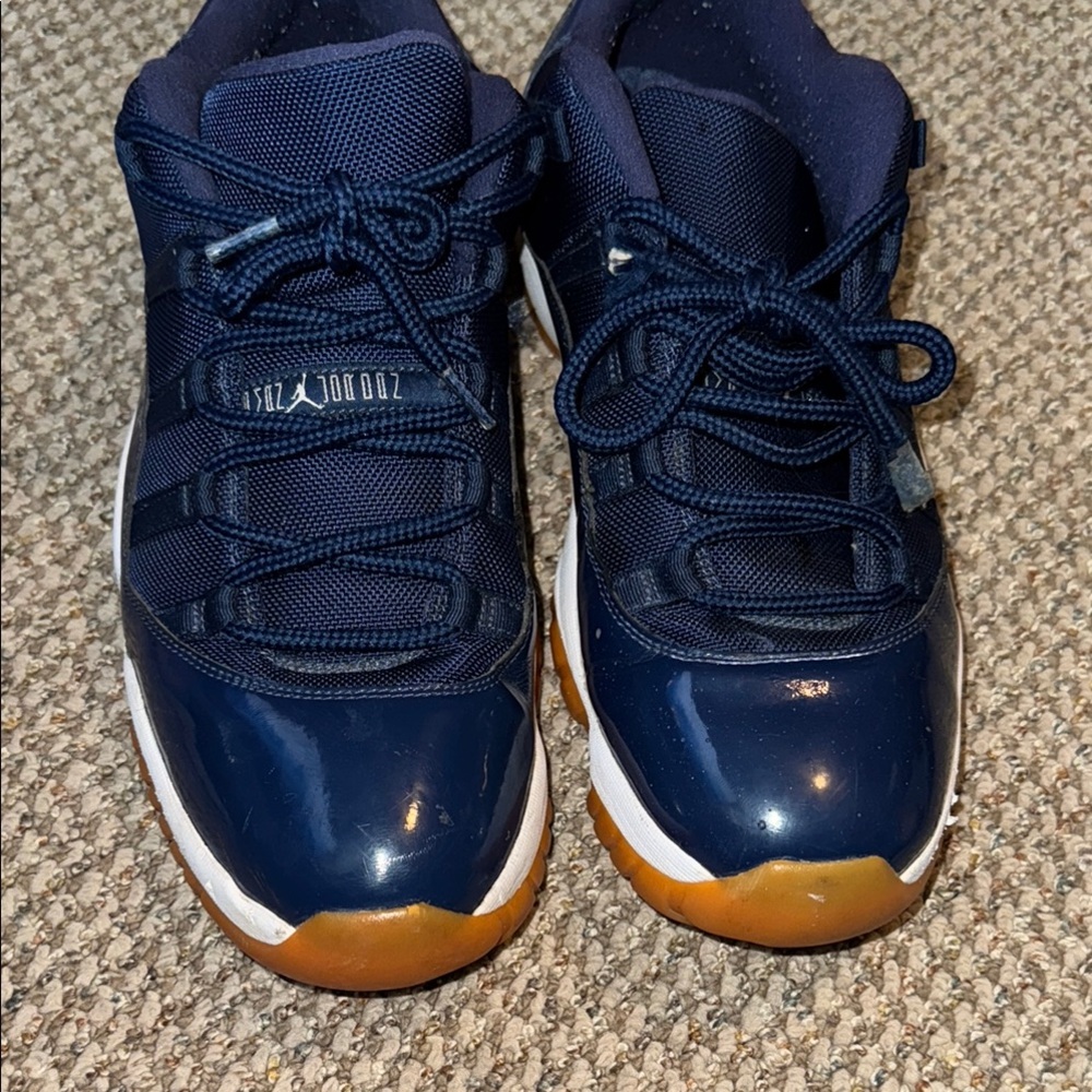 Jordan 11 low navy/gum bottom